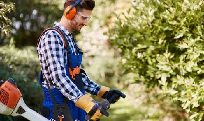 best-radio-headphones-for-mowing 