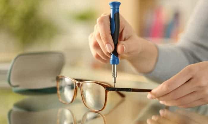 How to tighten glasses screws with simple tools at home