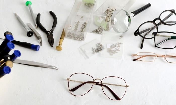 Prepare-a-glasses-tightening-kit-