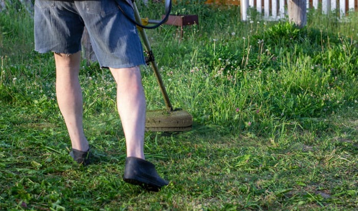 best-shoes-for-cutting-grass