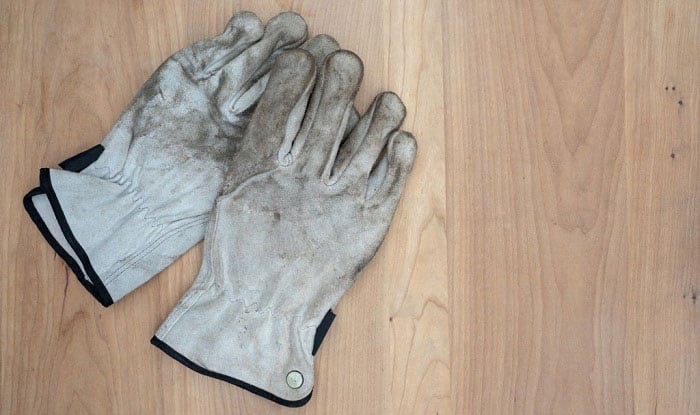 clean-leather-gloves