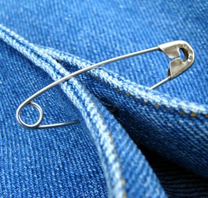 Keep-Pants-Up-with-safety-pin