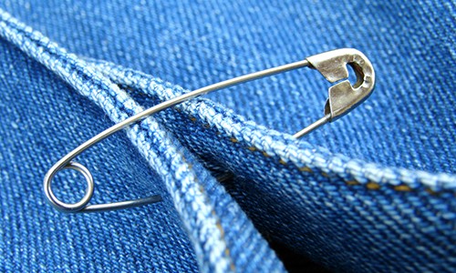 hold-jeans-without-sewing-with-a-needle