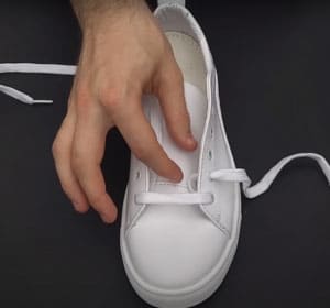 The-Basic-Slip-On-Lacing-Method-Create-a-small-bar